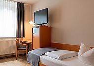 Art Hotel Aachen, Zimmerbeispiel, Gemütliches Einzelzimmer im Art Hotel Aachen mit Schreibtisch.