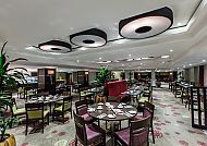 Moderner Frühstücksraum im Holiday Inn, stilvoll und einladend.