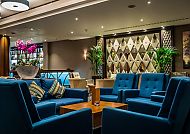 Elegante Lobby im Holiday Inn, stilvoll und einladend gestaltet.