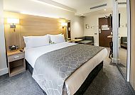 Modernes Standardzimmer im Holiday Inn London Kensington.