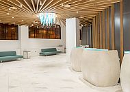 Lobby im Crowne Plaza, Moderne Lobby im Crowne Plaza Hotel London mit stilvollem Design., Moderne Lobby im Crowne Plaza Hotel London mit stilvollem Design.