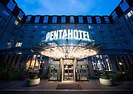 Hoteleingang Pentahotel Leipzig, Eingang des Pentahotel Leipzig bei Dämmerung., Eingang des Pentahotel Leipzig bei Abenddämmerung.