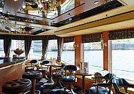 , Elegante Lounge mit Bar auf der 'Thurgau Saxonia'., Elegante Lounge mit Bar auf der 'Thurgau Saxonia' mit Flussblick.