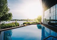 Resort Mark Brandenburg Pool, Infinity-Pool mit Seeblick im Resort Mark Brandenburg., Infinity-Pool im Resort Mark Brandenburg mit Seeblick bei Sonnenuntergang.