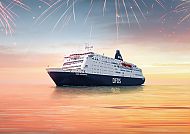 DFDS Fähren, DFDS Fähre bei Sonnenuntergang mit Feuerwerk am Himmel., DFDS Fähre bei Sonnenuntergang mit Feuerwerk am Himmel.