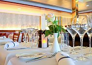 DFDS Fähren, Restaurant, Elegant gedeckter Tisch im DFDS Fähren Restaurant.