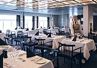 DFDS Fähren, Restaurant, Elegantes Restaurant auf einer DFDS Fähre, stilvoll gedeckt.