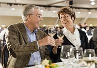 DFDS Fähren, Weingenuss, Paar genießt Wein in elegantem Ambiente.
