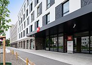 Außenansicht des Ibis Regensburg Zentrum Hotels.