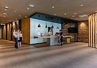 Moderne Hotelrezeption im Ibis Regensburg Zentrum.