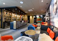Moderne Bar im Ibis Regensburg Zentrum mit stilvollem Ambiente.