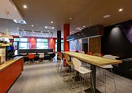 Moderne, einladende Lobby im Ibis Regensburg Zentrum.
