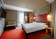 Modernes Doppelzimmer im Ibis Regensburg Zentrum mit gemütlicher Atmosphäre.