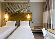 Modernes Doppelzimmer im Ibis Regensburg Zentrum.