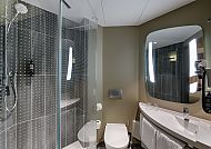 Modernes Badezimmer im Ibis Regensburg Zentrum.