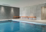 scandic-segevang-relax-relax-pool, Moderner Innenpool mit eleganten Sitzbänken im Scandic Segevang., Moderner Innenpool im Scandic Segevang Hotel, entspannende Atmosphäre.