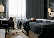 scandic-segevang-standard-room (2), Gemütliches Hotelzimmer mit zwei Betten und stilvoller Einrichtung., Gemütliches Hotelzimmer mit zwei Betten und stilvoller Einrichtung.