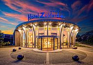Hotel Zuiderduin in Egmond Ansicht, Hotel Zuiderduin bei Sonnenuntergang, einladende moderne Architektur., Hotel Zuiderduin Eingang bei Sonnenuntergang, Egmond, 2019.