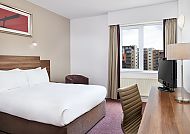 Leonardo Hotel Newcastle Zimmerbeispiel, Modernes Hotelzimmer mit Doppelbett und Stadtblick., Modernes Hotelzimmer mit Doppelbett und Stadtblick.