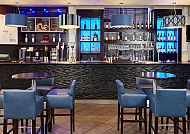 Bar im Leonardo Hotel Newcastle, Moderne Bar im Leonardo Hotel Newcastle mit blauer Beleuchtung., Elegante Bar im Leonardo Hotel Newcastle mit blauen Akzenten.