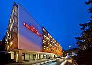 Hilton Garden Inn Davos, Außenansicht, Hilton Garden Inn Davos bei Nacht, moderne Architektur., Hilton Garden Inn Davos bei Nacht, moderne Architektur.