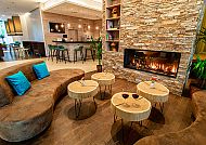 Hilton Garden Inn Davos, Lobby, Gemütliche Lobby im Hilton Garden Inn Davos mit Kamin.