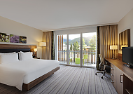 Hilton Garden Inn Davos, Zimmerbeispiel, Modernes Hotelzimmer mit Bergblick im Hilton Garden Inn Davos.