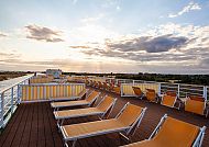 Außen/Sonnendeck, Sonnendeck der Thurgau Chopin mit Liegestühlen bei Sonnenuntergang., Sonnendeck der Thurgau Chopin mit Liegestühlen bei Sonnenuntergang.