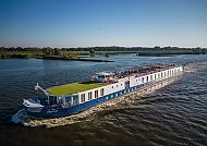 Thurgau Chopin, Flusskreuzfahrtschiff Thurgau Chopin auf ruhigem Wasser., Kreuzfahrtschiff Thurgau Chopin auf ruhiger Flussfahrt.