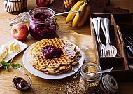 ibis Hotel Kurfürstendamm, Kulinarik, Waffeln mit Fruchtkompott und frischem Obst im ibis Hotel Kurfürstendamm.