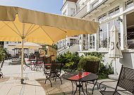 Villa Esplanade mit Aurora, Terrasse, Terrasse der SEETELHOTEL Villa Esplanade mit Sonnenschirmen.