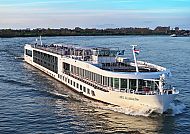 Kreuzfahrtschiff MS Lisabelle auf ruhiger Flussfahrt