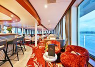 , Elegante Panoramalounge auf der MS Lisabelle mit Meerblick., Elegante Panoramalounge der 'MS Lisabelle' mit Meerblick.