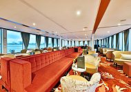 , Elegante Panoramalounge der MS Lisabelle auf Kreuzfahrt.