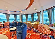, Elegante Panoramalounge auf der Kreuzfahrt mit der 'MS Lisabelle'., Elegante Panoramalounge auf der MS Lisabelle mit Meerblick.