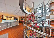 MS VistaRio unterwegs auf dem Rhein, Elegantes Interieur der MS VISTARIO mit geschwungener Treppe.