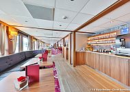 MS VistaRio unterwegs auf dem Rhein, Elegantes Interieur der MS VISTARIO auf einer Rhein-Kreuzfahrt., Moderne Lounge an Bord der MS VISTARIO auf dem Rhein.
