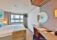 MS VistaRio unterwegs auf dem Rhein, Helles Kabinenzimmer auf der MS VISTARIO mit Rheinblick., Gemütliche Kabine auf der MS VistaRio mit Blick auf den Rhein.