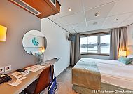 MS VistaRio unterwegs auf dem Rhein, Gemütliche Kabine auf der MS VISTARIO mit Rheinblick., Helles, modernes Kabineninterieur auf der MS VISTARIO.