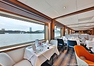 MS VistaRio unterwegs auf dem Rhein, Elegantes Restaurant auf der MS VistaRio mit Rheinblick.