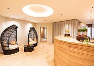 SEETELHOTEL Familienresort Usedom, Moderne Hotellobby mit stilvollen Sitzgelegenheiten und Empfang.