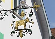 Hotel Ochsen, Außenansicht, Goldenes Wirtshausschild des Hotel Ochsen Kißlegg.