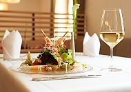 Hotel Ochsen, Kulinarik, Gourmetgericht und Weißwein im Hotel Ochsen Kißlegg.