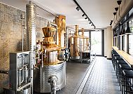 Hotel Ochsen, Spritzenhaus, Moderne Destillerie mit glänzenden Kupferkesseln im Hotel Ochsen.