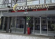 Plaza Premium Berlin, Außenansicht, Plaza Premium Berlin, moderne Hotelfassade im Winter.