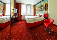 Plaza Premium Berlin, Zimmerbeispiel, Modernes Hotelzimmer im Plaza Premium Berlin mit Stadtbild-Dekor.