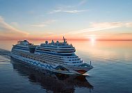 AIDAmar, Kreuzfahrtschiff AIDAmar bei Sonnenuntergang auf offenem Meer., Kreuzfahrtschiff AIDAmar bei Sonnenuntergang auf ruhiger See.