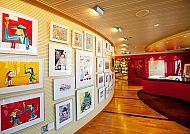 Kunstgalerie, Kunstgalerie auf der AIDAmar mit bunten, modernen Gemälden., Kunstgalerie auf der 'AIDAmar' mit bunten Gemälden an der Wand.