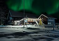 Hotel Sokos Bomba, Außenansicht, Hotel Sokos Bomba bei Nordlichtern, winterliche Abendstimmung.