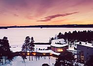 Hotel Sokos Bomba, Außenansicht, Winterlandschaft bei Sonnenuntergang, Hotel Sokos Bomba im Schnee.